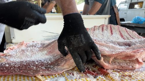Churrasqueiros salgam as costelas para a Festa do Trabalhador