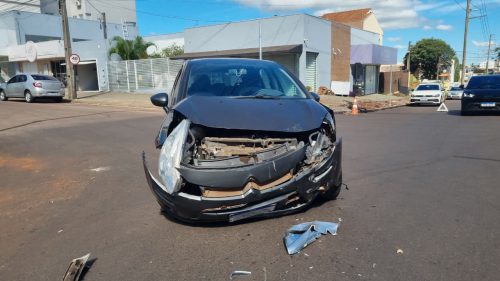 Citroën C3 e Fiat Toro se envolvem em acidente no bairro Coqueiral, em Cascavel
