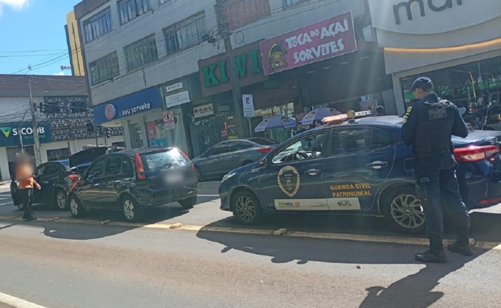 Batida em cruzamento movimentado complica trânsito na região Central