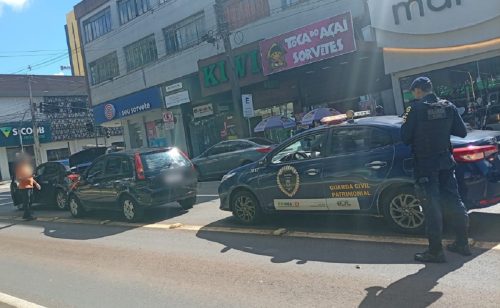 Batida em cruzamento movimentado complica trânsito na região Central