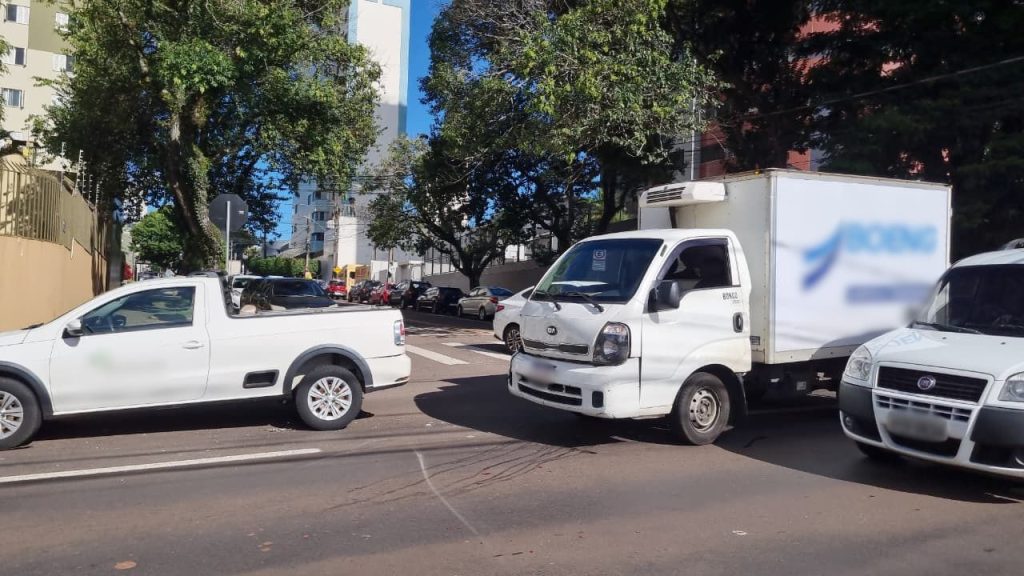 Kia Bongo e Saveiro se envolvem em colisão na Rua Minas Gerais