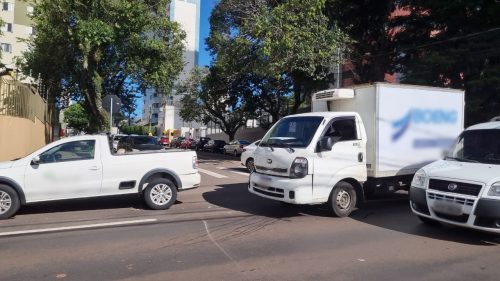Kia Bongo e Saveiro se envolvem em colisão na Rua Minas Gerais