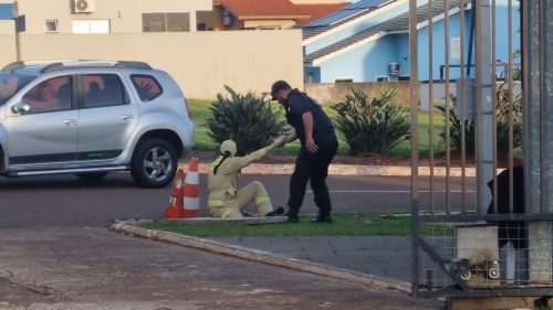 Moradores de condomínio chamam bombeiros, mas não conseguem tirar cachorro de bueiro