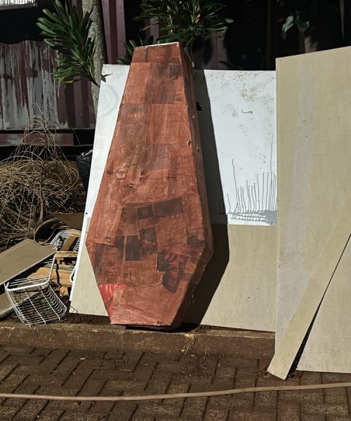 Imagem referente a Conhece o dono? Caixão é abandonado no Centro de Cascavel