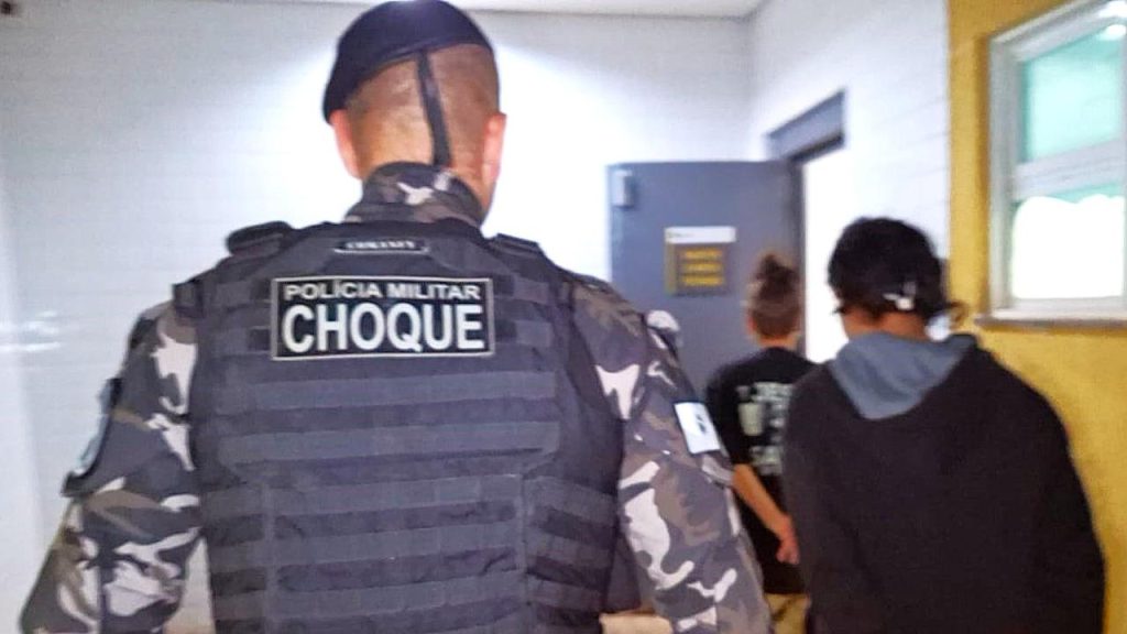CHOQUE apreende menor e prende jovem com cocaína no bairro Interlagos