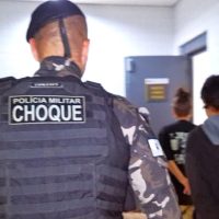 Imagem referente a CHOQUE apreende menor e prende jovem com cocaína no bairro Interlagos