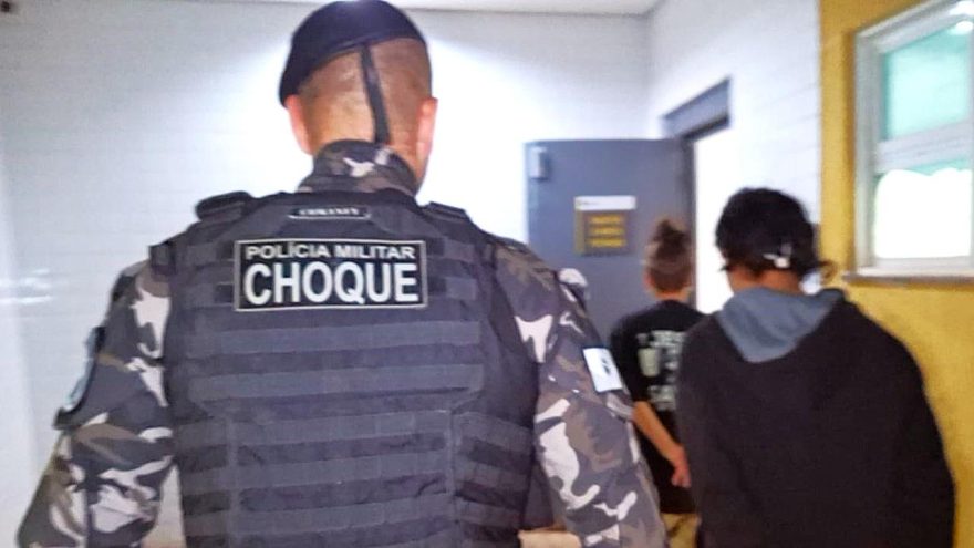 CHOQUE apreende menor e prende jovem com cocaína no bairro Interlagos