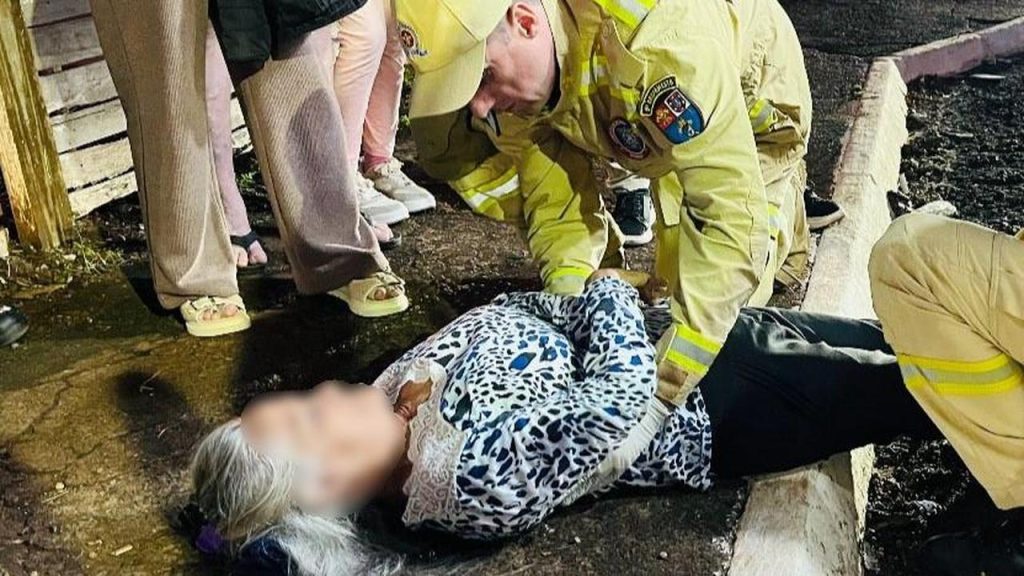 Mulher de 70 anos é atropelada por motocicleta após descer de ônibus e é encaminhada à UPA