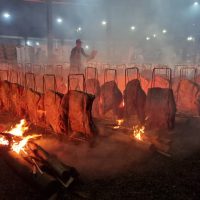 Imagem referente a Fogo é aceso e costelões já começam a ser preparados na Festa do Trabalhador em Cascavel