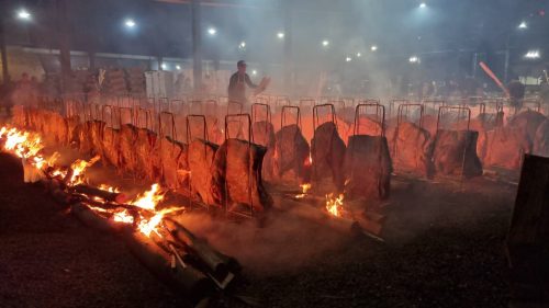 Fogo é aceso e costelões já começam a ser preparados na Festa do Trabalhador em Cascavel