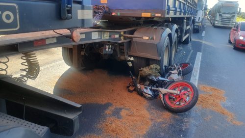Motocicleta vai parar debaixo de caminhão após acidente na BR-376, em Ponta Grossa