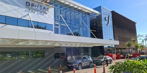 Bolsonaro é internado para cirurgia no ombro em Brasília