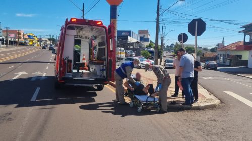 Motociclista de 53 anos fica ferido após queda na Avenida Carlos Gomes, em Cascavel