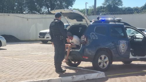 Filho de 21 anos é preso após ameaçar a própria mãe com faca no Riviera, em Cascavel