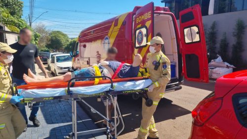 Queda de telhado deixa homem de 53 anos com fraturas no Bairro Floresta, em Cascavel