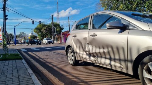 Acidente entre carros deixa trânsito lento na Avenida Carlos Gomes