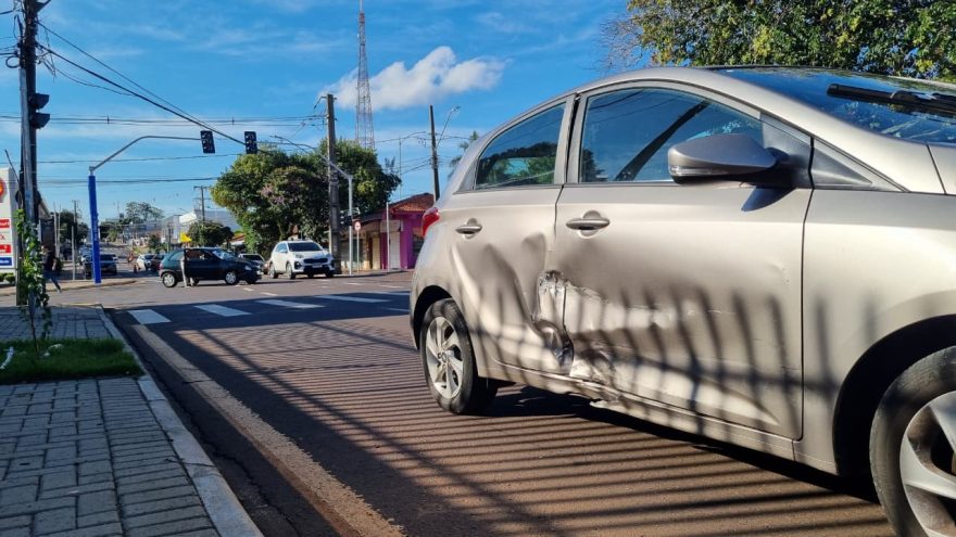 Acidente entre carros deixa trânsito lento na Avenida Carlos Gomes