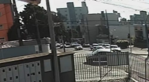 Câmera registra acidente entre Corsa e HB20 na Avenida Carlos Gomes