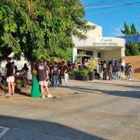 Imagem referente a Cenas de cortar o coração: despedida do casal arrasta multidão a velório