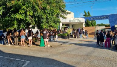 Imagem referente a Cenas de cortar o coração: despedida do casal arrasta multidão a velório