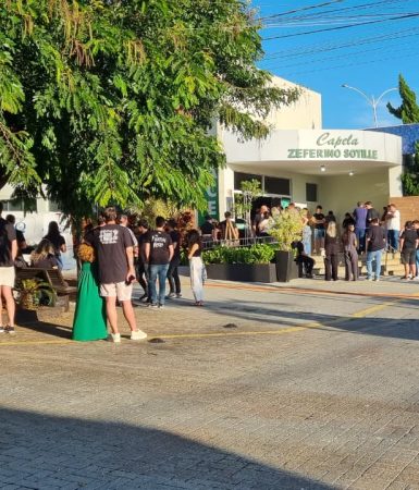 Imagem referente a Cenas de cortar o coração: despedida do casal arrasta multidão a velório