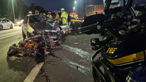 Milagre na BR-277: motociclista escapa com ferimentos leves após grave acidente que destruiu veículos