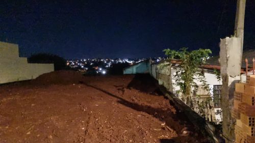 Risco de desabamento mobiliza Corpo de Bombeiros e Defesa Civil à residência no Floresta