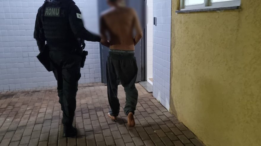 Quem não deve não teme: homem com tornozeleira eletrônica tenta fugir da Romu e acaba detido