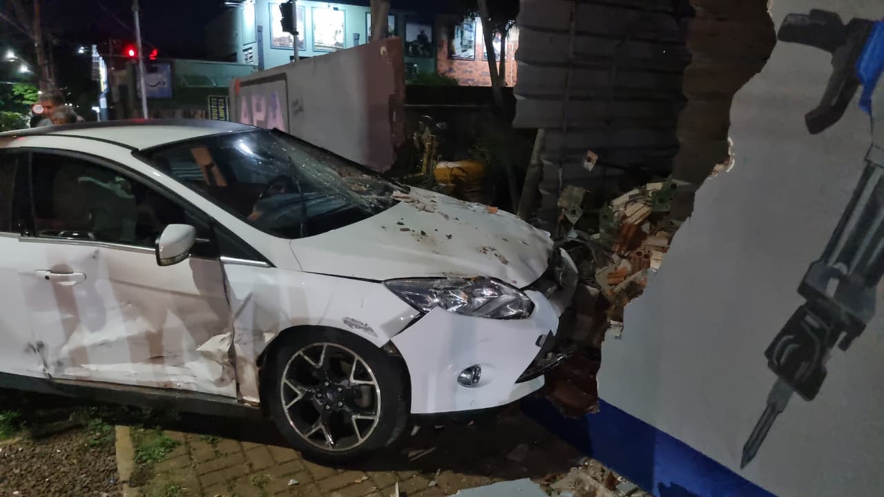 Imagem referente a Motorista é detido após acidente entre Fiesta e Corsa no Bairro Claudete
