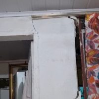 Imagem referente a Cenário assustador: imagens revelam casa rachando por dentro e prestes a desabar em Cascavel