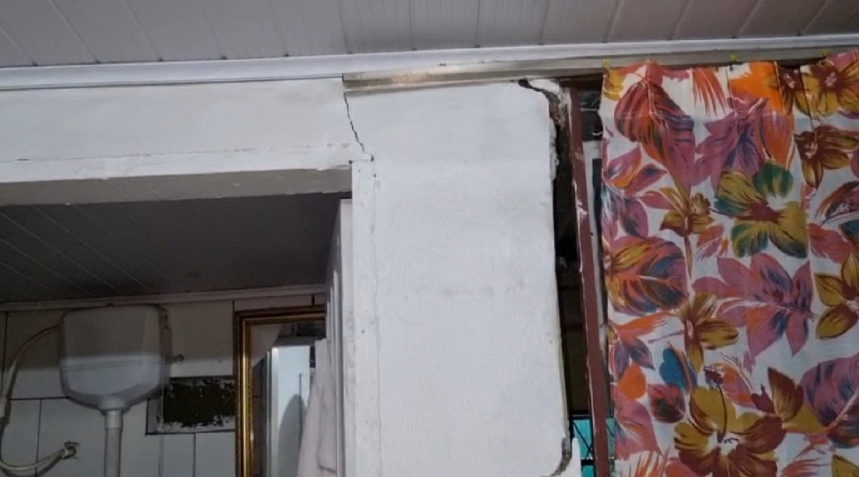 Imagem referente a Cenário assustador: imagens revelam casa rachando por dentro e prestes a desabar em Cascavel