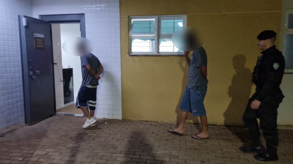 Perseguição termina com dois detidos após fuga de abordagem em Cascavel Perseguição termina com dois detidos após fuga de abordagem em Cascavel