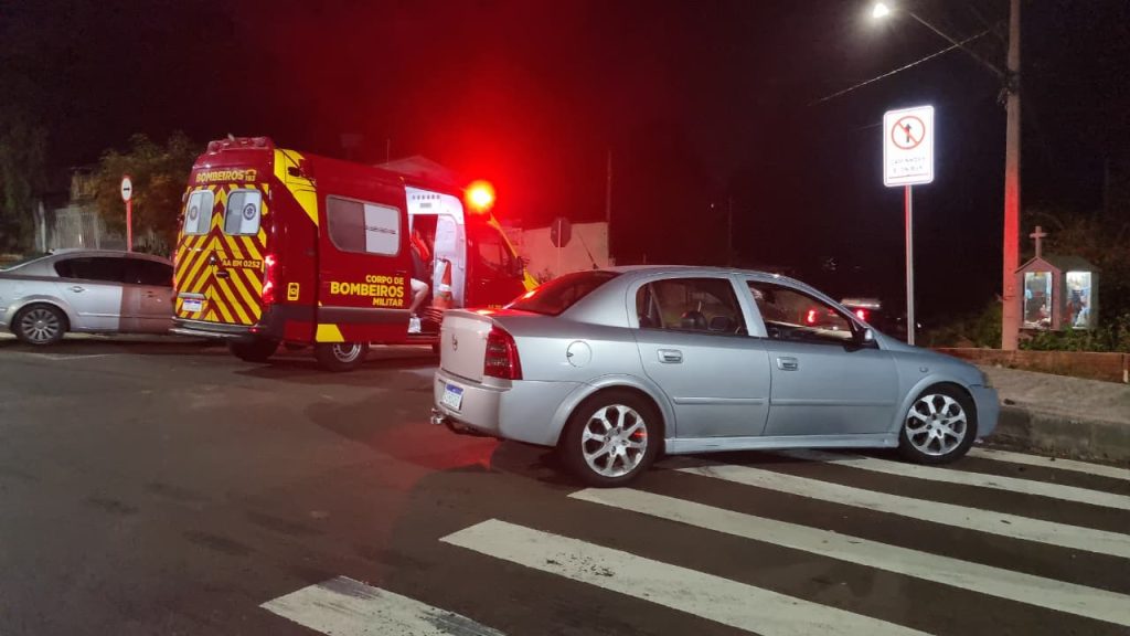 Motorista fica ferido após perder controle do carro e subir à calçada na Rua Souza Naves Sul Motorista fica ferido após perder controle do carro e subir à calçada na Rua Souza Naves Sul