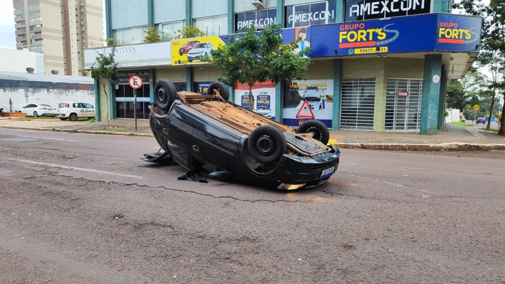 Carro capota após colisão na Rua Paraná, em Cascavel Carro capota após colisão na Rua Paraná, em Cascavel