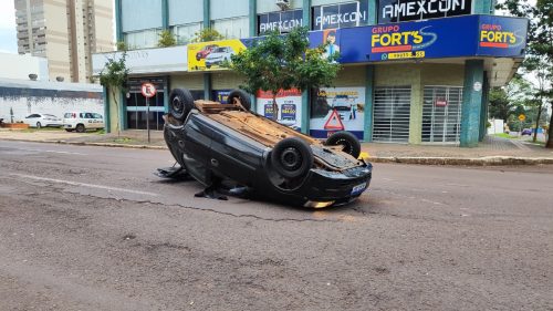 Carro capota após colisão na Rua Paraná, em Cascavel