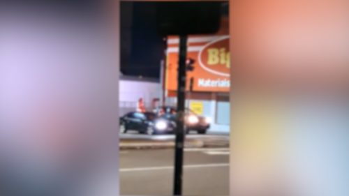 Vídeo mostra mulher no teto de carro em movimento e levanta alerta sobre segurança no trânsito em Cascavel