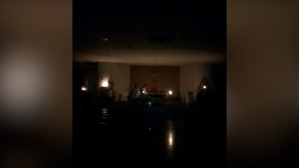 Missa é feita à luz de velas e lanterna de celular em Cascavel Missa é feita à luz de velas e lanterna de celular em Cascavel