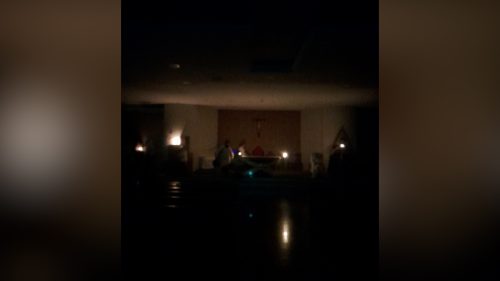 Missa é feita à luz de velas e lanterna de celular em Cascavel