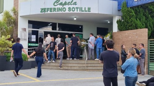 Sob forte comoção, familiares e amigos se despedem de casal vítima de acidente em Cascavel