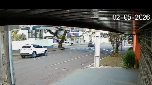 Câmera de segurança registra colisão e capotamento em cruzamento de Cascavel