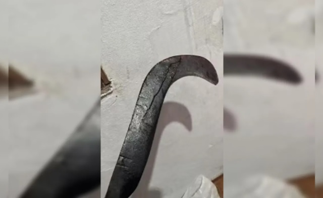 Homem preso após decepar mão de ex-namorada com foice Homem preso após decepar mão de ex-namorada com foice