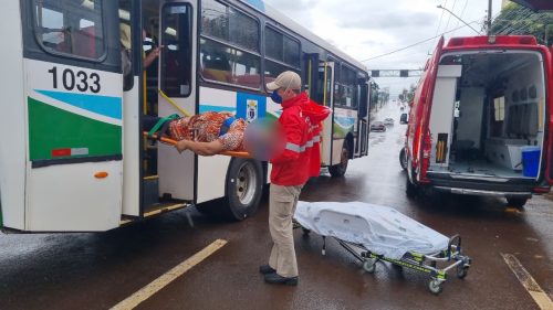 Colisão entre carro e ônibus deixa mulher ferida em Cascavel