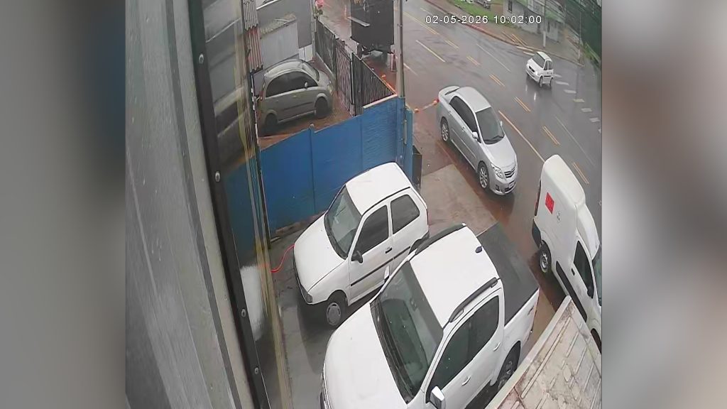 Câmera de segurança registra colisão entre carro e ônibus que deixou idosa ferida em Cascavel Câmera de segurança registra colisão entre carro e ônibus que deixou idosa ferida em Cascavel