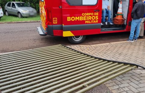 Palio atinge portão na Rua Marechal Floriano e idoso fica ferido