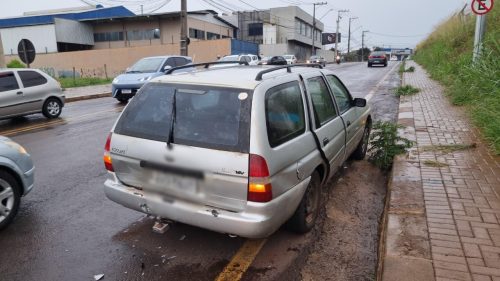 Escort é atingido na traseira enquanto motorista ajudava vítima de acidente na Rua Souza Naves