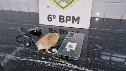 Celular, carregador e fumo são encontrados ao lado da antiga PEC Celular, carregador e fumo são encontrados ao lado da antiga PEC