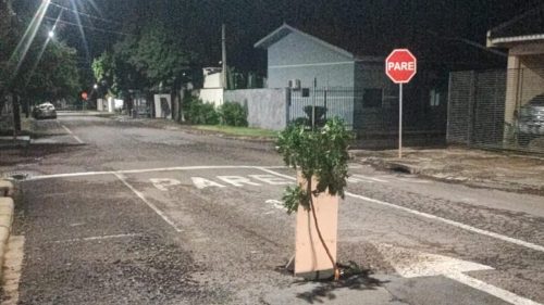 Moradores improvisam sinalização em buraco perigoso no Parque Verde Moradores improvisam sinalização em buraco perigoso no Parque Verde