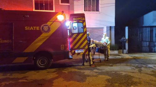 Mulher sofre ferimentos moderados ao cair da escada no Santa Felicidade Mulher sofre ferimentos moderados ao cair da escada no Santa Felicidade