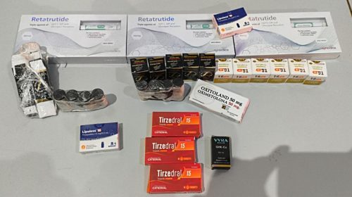 Cigarros e medicamentos irregulares são apreendidos em abordagem a ônibus Cigarros e medicamentos irregulares são apreendidos em abordagem a ônibus