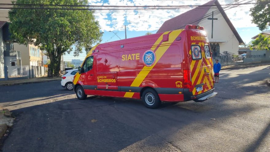 Mulher pode ter quebrado o joelho em pancada entre moto e carro no Cancelli